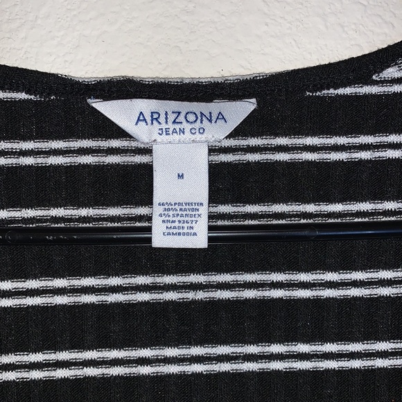 Arizona jean company size medium black a white crop top with zipper. - Picture 4 of 4
